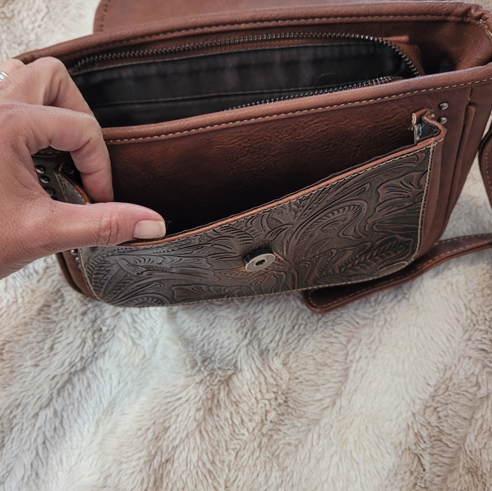 Trinity Ranch Crossbody 💛 - Picture 6 of 10